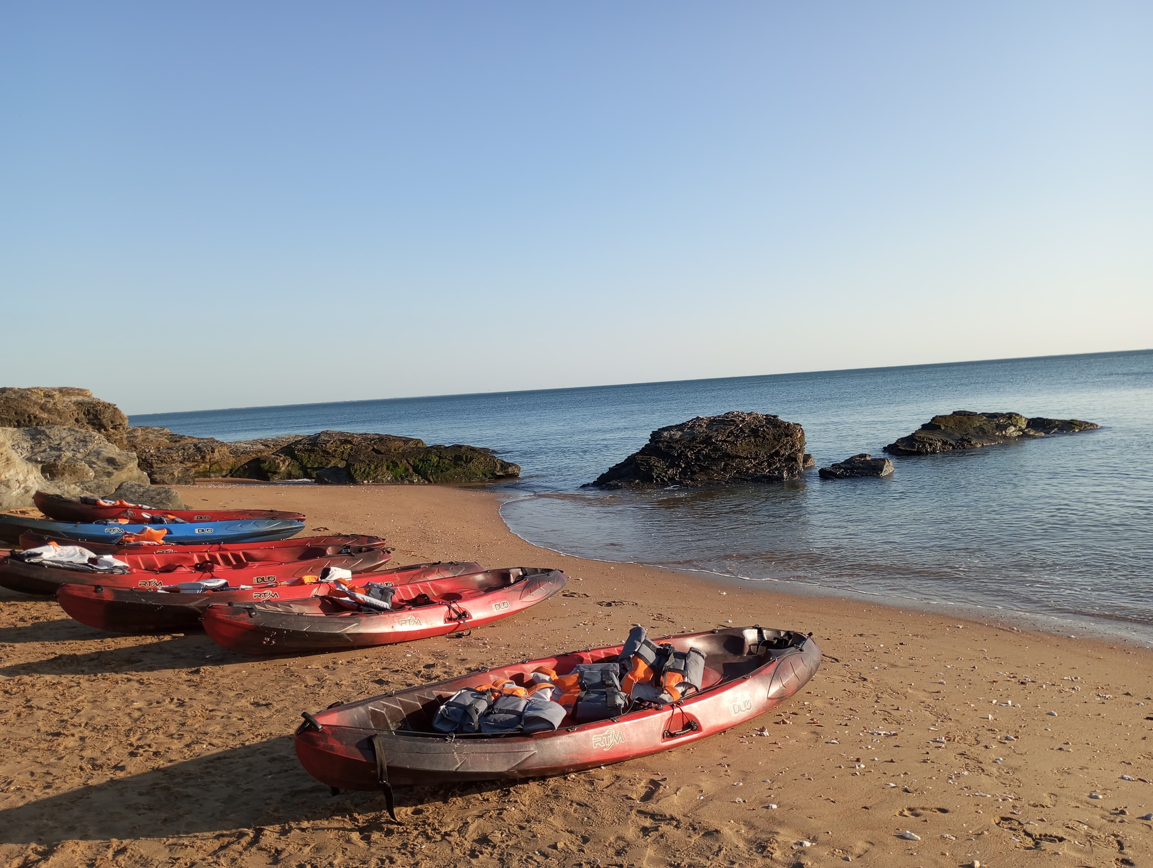 Groupe en balade nautique sur l'océan Atlantique