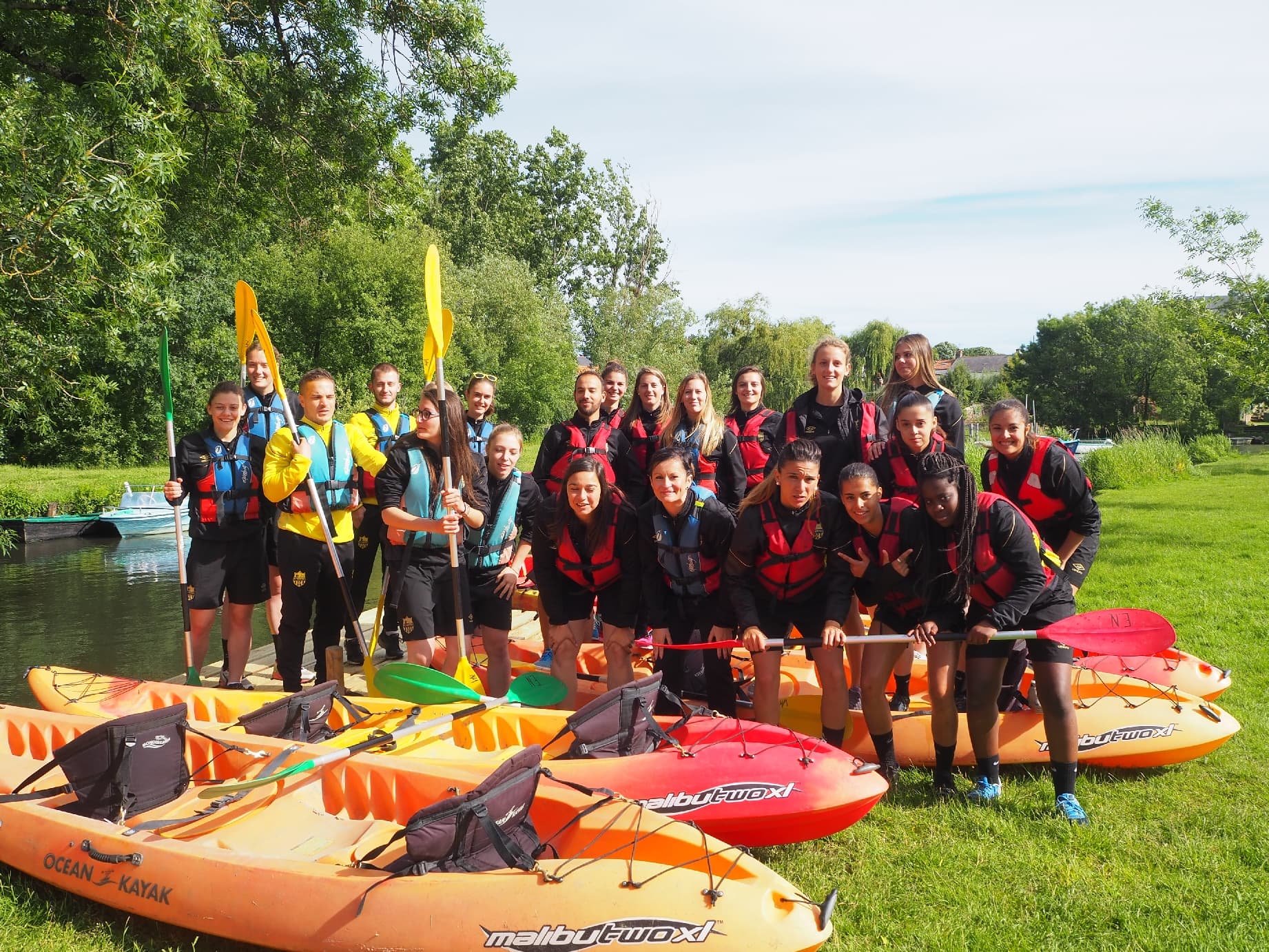Balades en canoë, kayak ou paddle - Un moment de détente et d'aventure sur l'eau, accessible à tous et encadré par des guides diplômés.