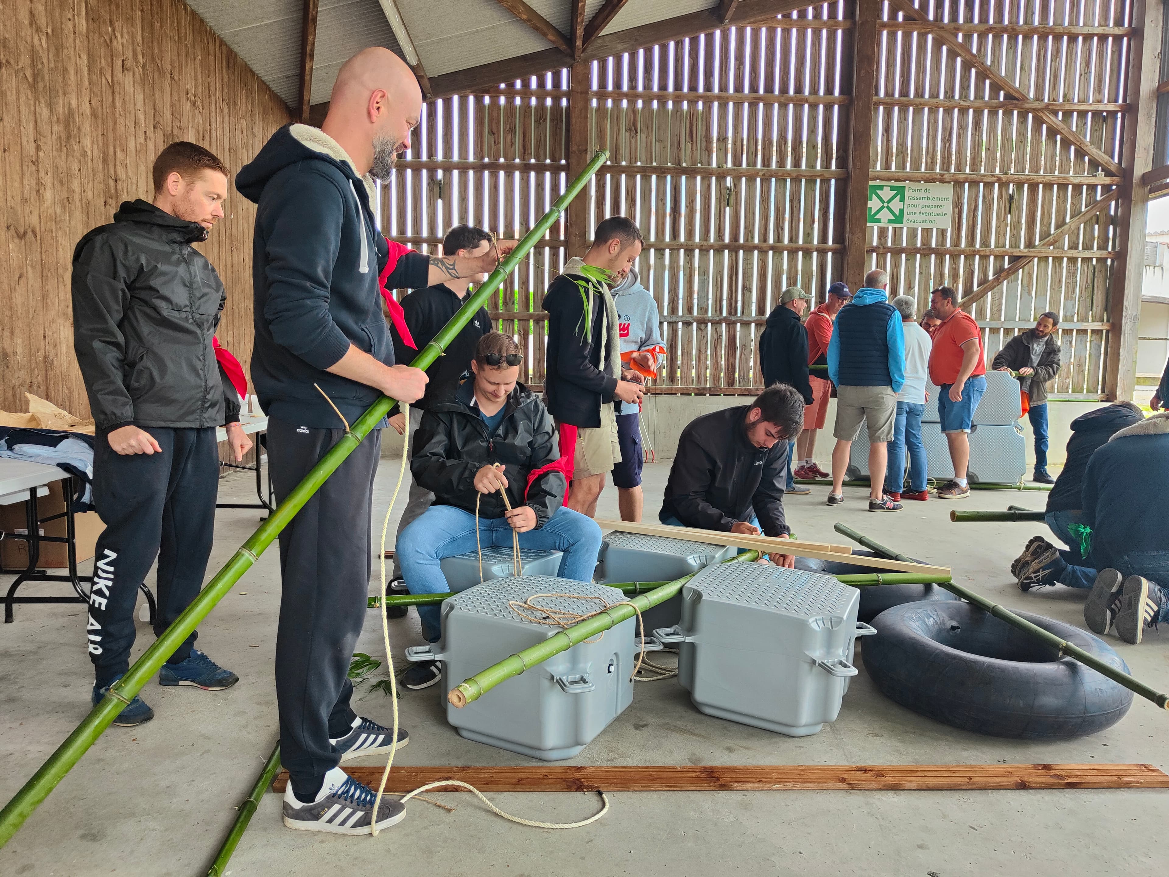 Animation team building avec construction de radeaux organisée par Smile Factory