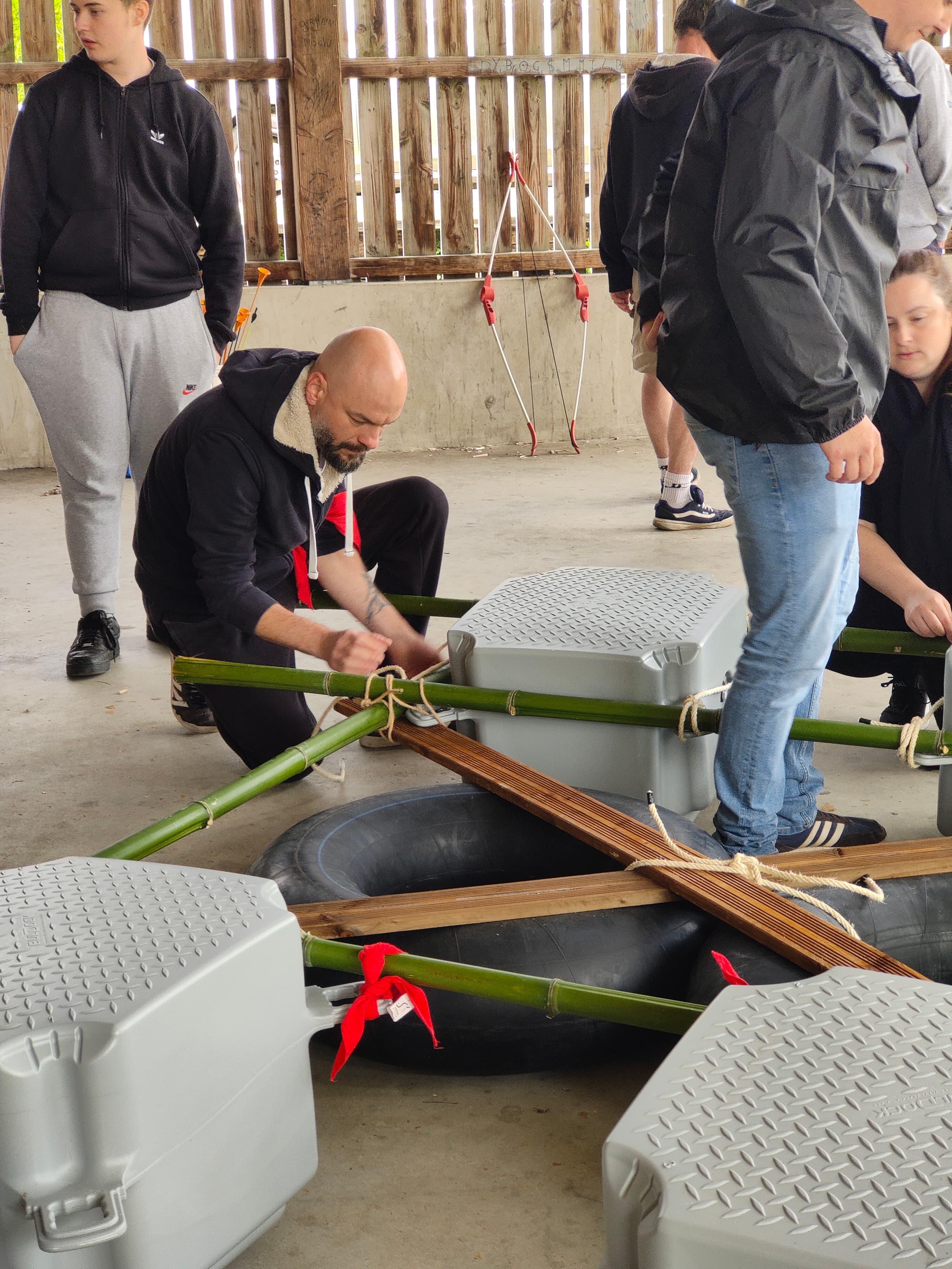 Équipe construisant un radeau pour une animation