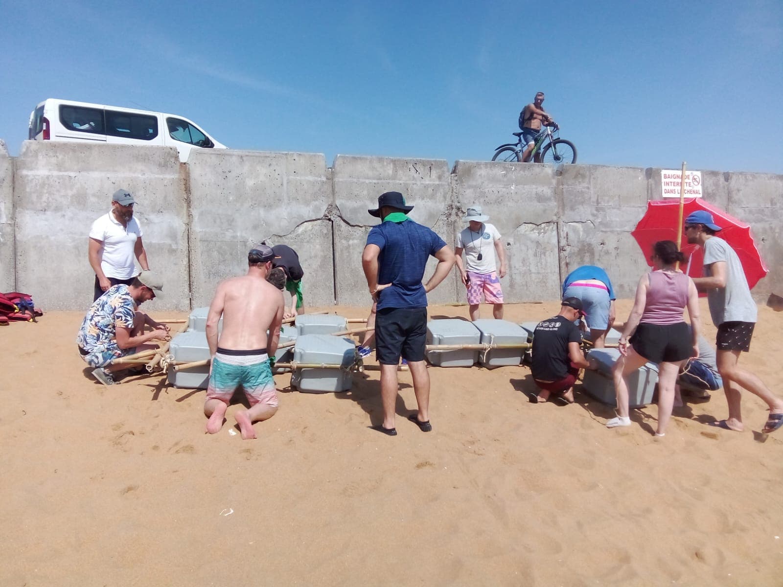 Équipe en pleine construction de radeau lors d'un team building