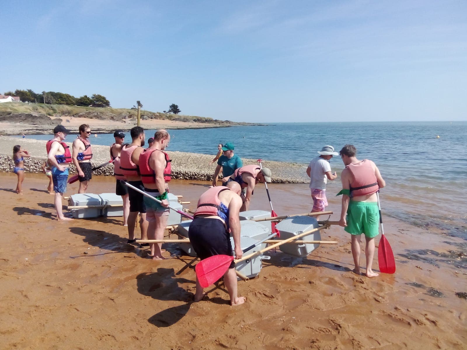 Participants testant leur radeau lors d'une animation team building
