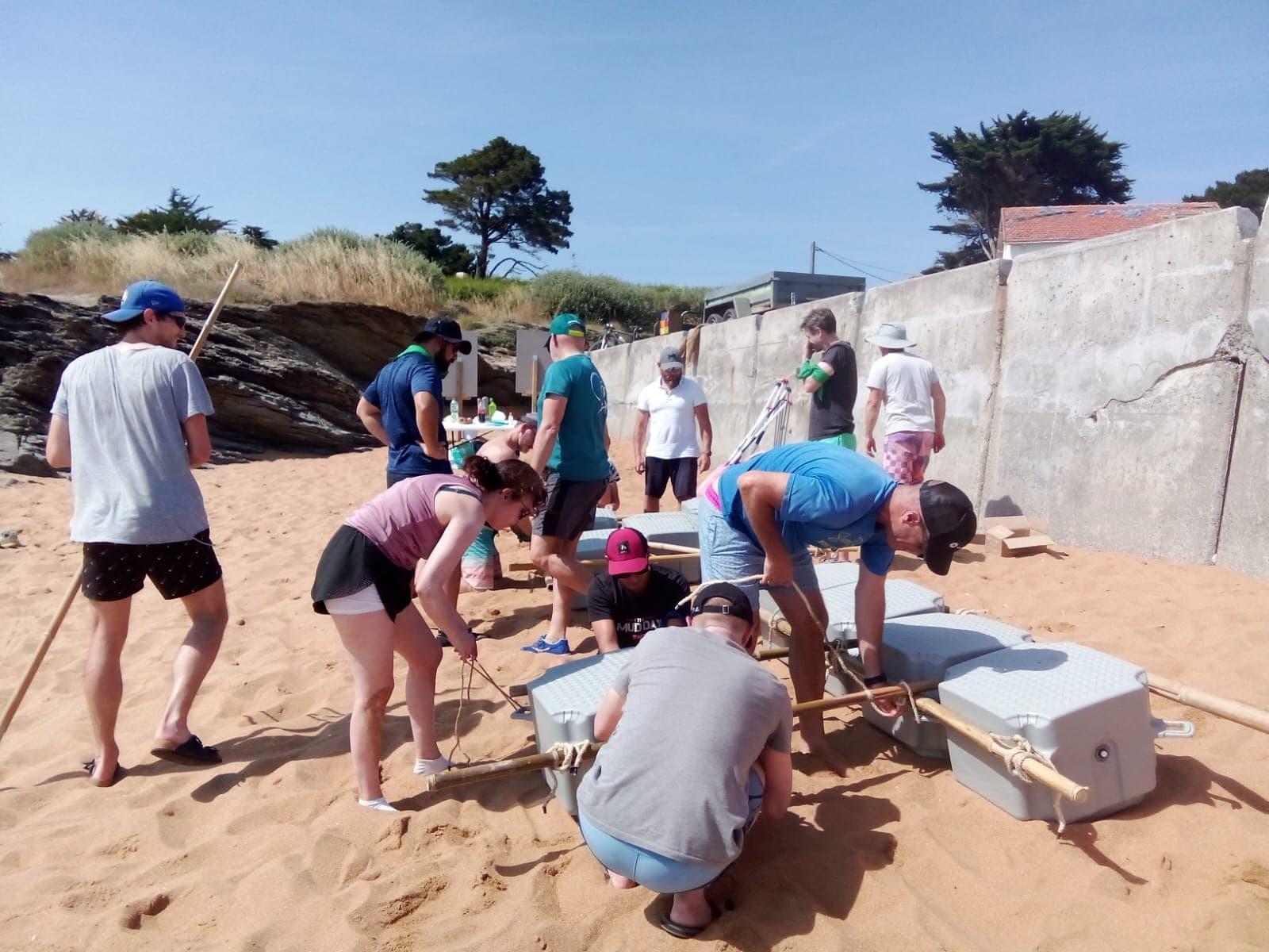 Construction de radeau - Activité team building en action