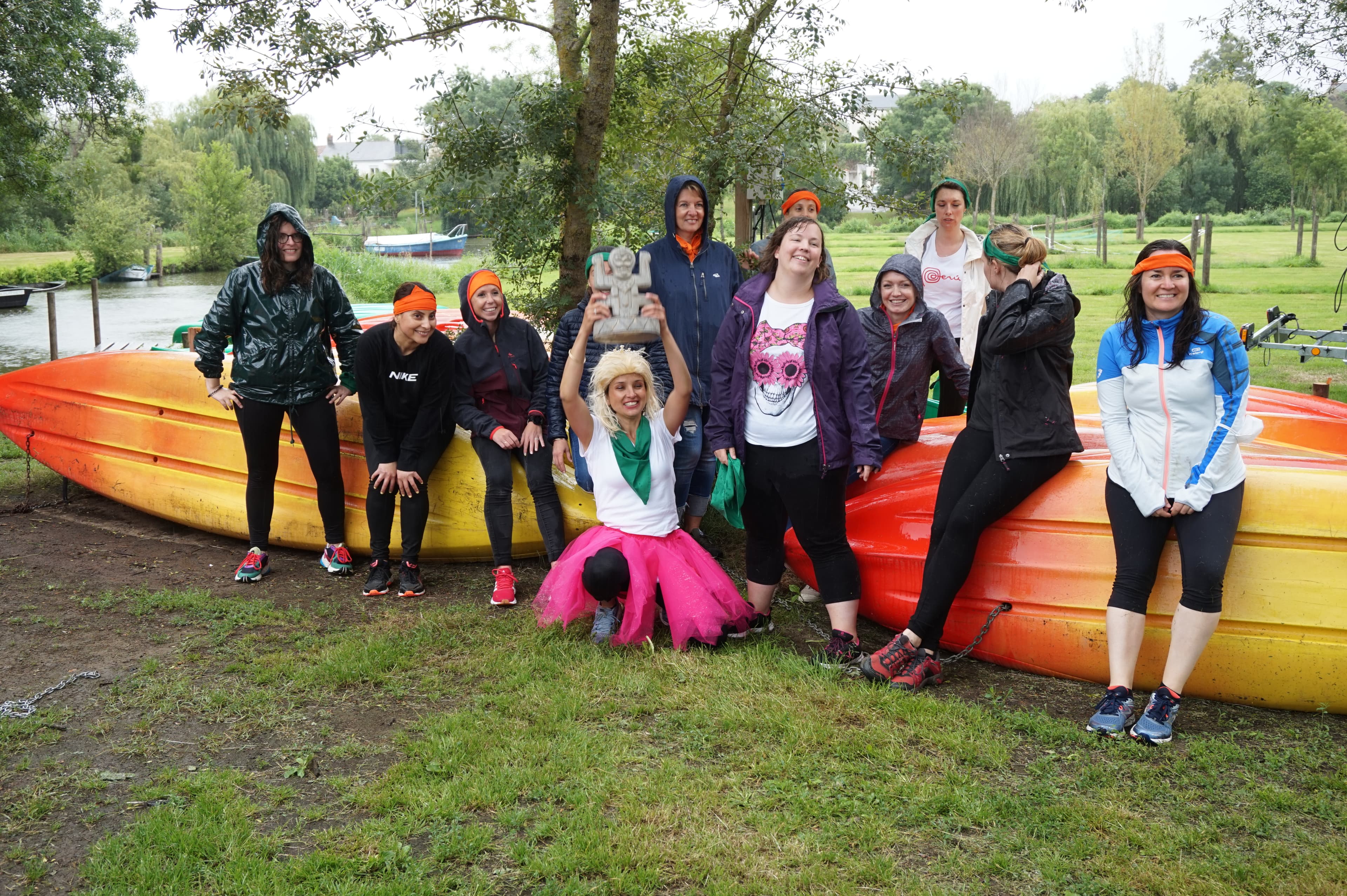 Équipe construisant un radeau pendant un challenge collaboratif