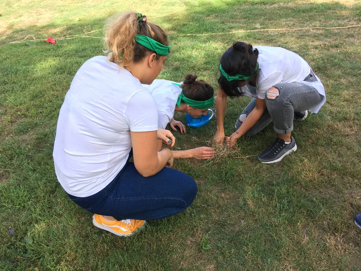 Participants pendant une épreuve de stratégie en extérieur