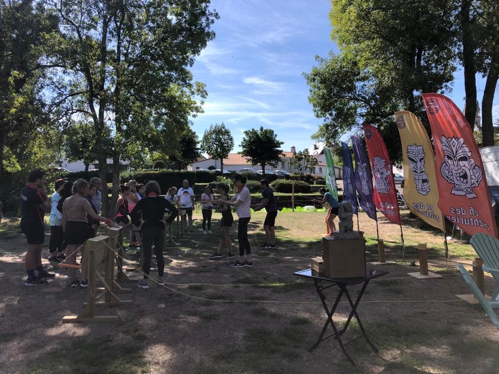 Équipe en parcours d'obstacles pendant une animation aventure